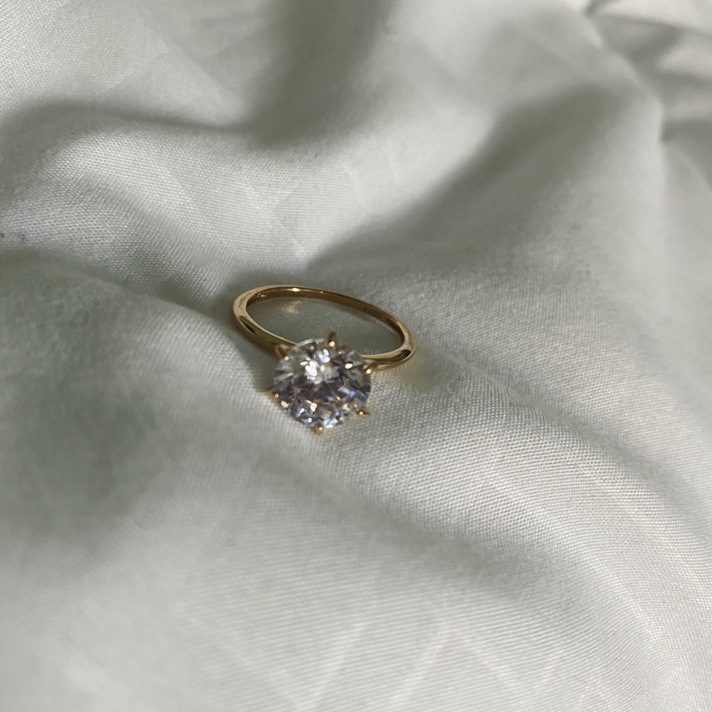 Beautiful Swarovski crystal 14k gold ring